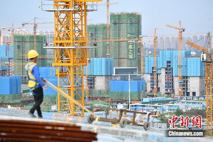 資料圖：成都一在建樓盤工地工人正在忙碌。
<a target='_blank' href='http://www.chinanews.com/'>中新社</a>記者 張浪 攝