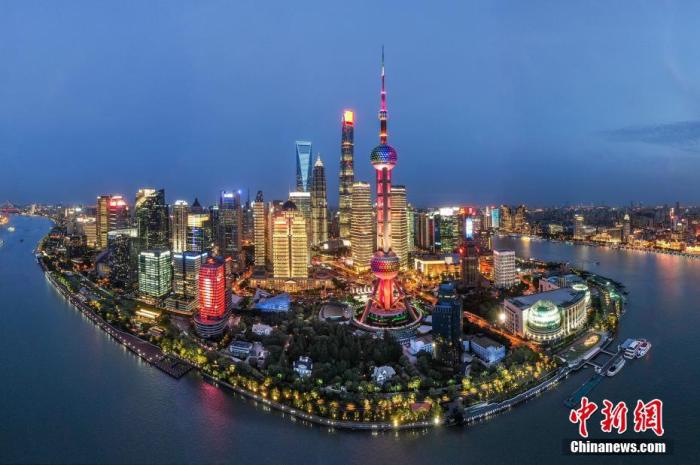 資料圖：航拍上海浦東陸家嘴夜景，燈火輝煌美不勝收。(無人機照片) <a target='_blank' href='http://www.chinanews.com/'>中新社</a>記者 張亨偉 攝