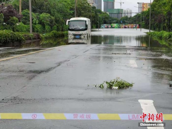7月21日，河南，鄭州暴雨第二日，經(jīng)過一夜的搶險救援積水路段的積水明顯下降，但街頭仍有多處積水嚴重。圖為洪水消退后的鄭州街頭。<a target='_blank' href='http://www.chinanews.com/'>中新社</a>記者 李貴剛 攝