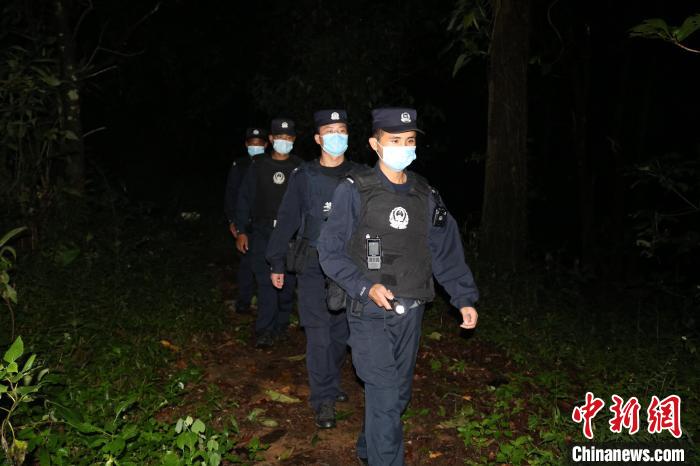 圖為民警在邊境一線開展夜間巡邏?！∑斩吘彻芾碇ш?duì)供圖