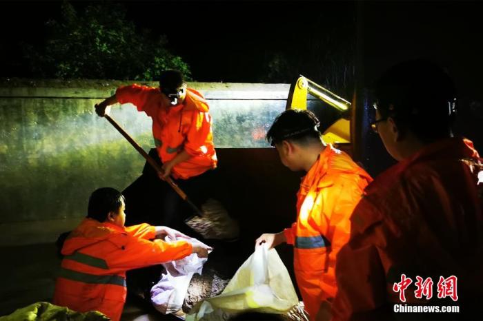 圖為鄭州高鐵基礎(chǔ)設(shè)施段職工在對信號(hào)中繼站進(jìn)行防洪加固。 高國橋 攝