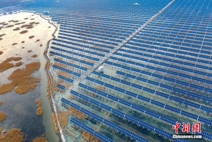 圖為2020年4月12日，航拍位于黑龍江省大慶市紅崗區(qū)的太陽能光伏發(fā)電項目。從過去“一油獨大”，到風(fēng)電光伏等新能源產(chǎn)業(yè)呈“遍地開花”之勢，新舊“動能”轉(zhuǎn)換之間，“油城”大慶，正順應(yīng)新發(fā)展理念，走出一條資源型城市轉(zhuǎn)型的新路。(無人機照片) <a target='_blank' href='http://www.chinanews.com/'>中新社</a>發(fā) 劉國興 攝 　