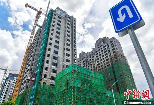 6月21日，海口國(guó)興大道附近的在建商品房項(xiàng)目。海南省出臺(tái)全省范圍限購(gòu)政策已逾兩個(gè)月，隨著調(diào)控政策監(jiān)管不斷趨嚴(yán)，該省年初商品房銷(xiāo)售異常火爆的勢(shì)頭趨緩，市場(chǎng)開(kāi)始降溫。據(jù)海南省統(tǒng)計(jì)局發(fā)布的1-5月房地產(chǎn)運(yùn)行情況，