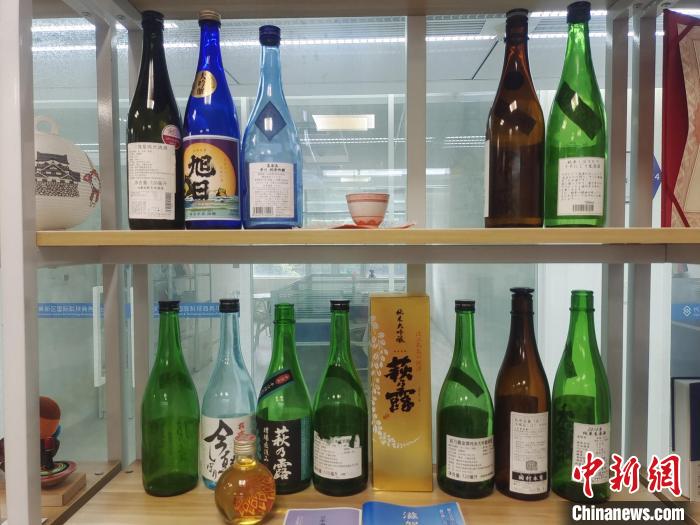 荻野大辦公室展示的日本清酒?！√菩∏?攝