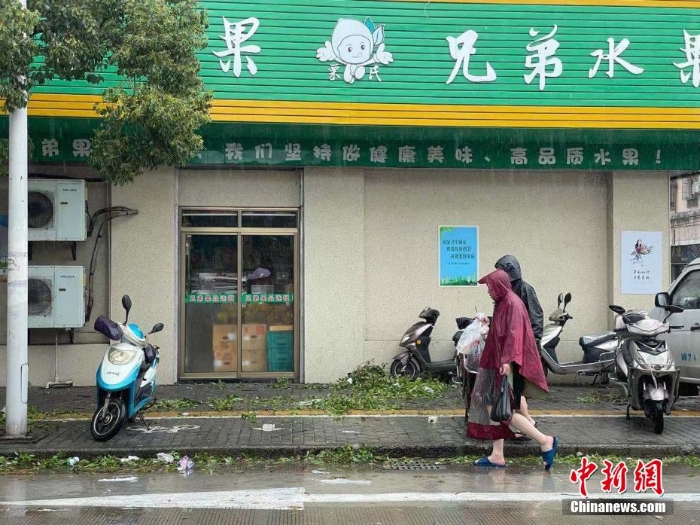 臺風(fēng)“煙花”登陸浙江舟山 登陸時中心附近最大風(fēng)力13級
