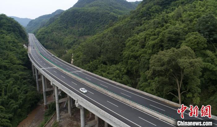 圖為峨漢高速峨眉至峨邊段?！⒅铱?攝