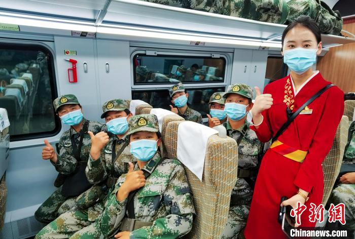 和西藏拉林鐵路“動(dòng)姐”合影。　楊凱 攝