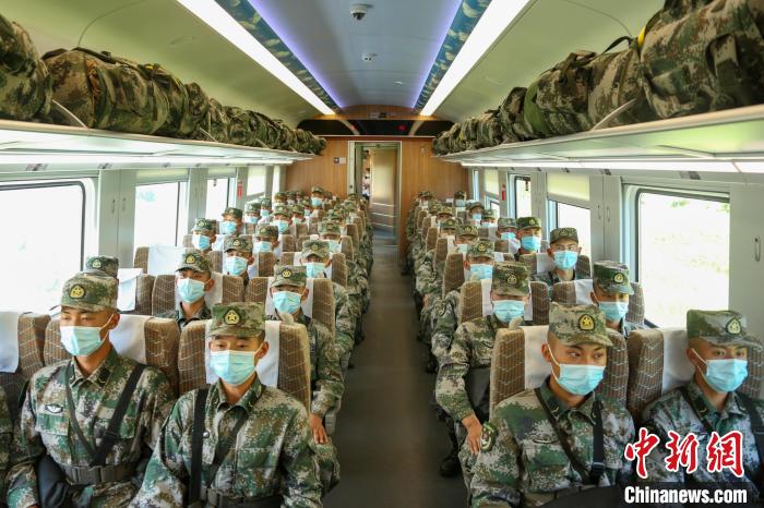 西藏軍區(qū)新兵乘復(fù)興號(hào)赴戰(zhàn)位?！顒P 攝