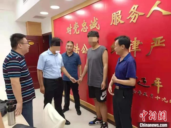 長(zhǎng)治長(zhǎng)子警方跨越山西、山東、河南3省，幫助該縣居民楊某夫婦找回被拐23年的兒子。　長(zhǎng)治市公安局供圖