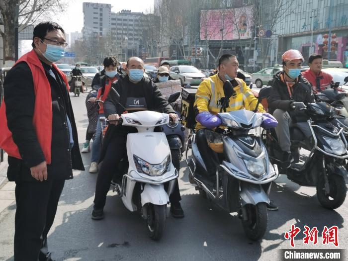 資料圖：鄭州街頭騎電動自行車的市民。　王登峰 攝