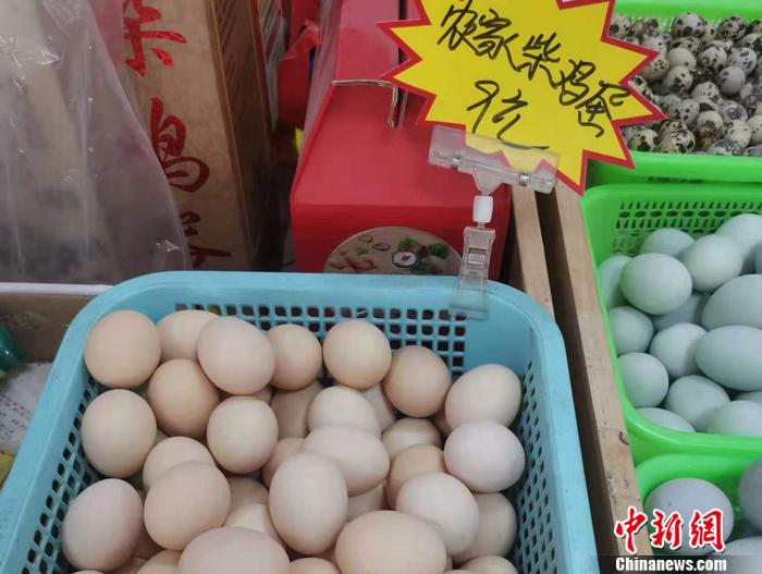 北京市西城區(qū)某菜市場(chǎng)內(nèi)雞蛋價(jià)格。 <a target='_blank' href='http://www.chinanews.com/' >中新網(wǎng)</a>記者 謝藝觀 攝