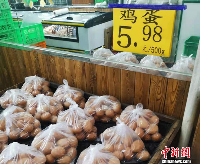 北京市西城區(qū)某超市雞蛋價(jià)格。 <a target='_blank' href='http://www.chinanews.com/' >中新網(wǎng)</a>記者 謝藝觀 攝