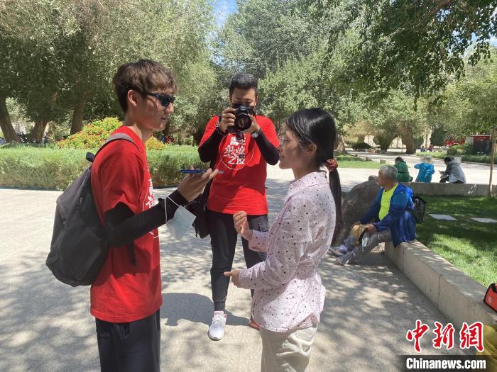 隴澳青年在莫高窟景區(qū)開展游客調(diào)研、景區(qū)評估活動?！≈鞎詵| 攝