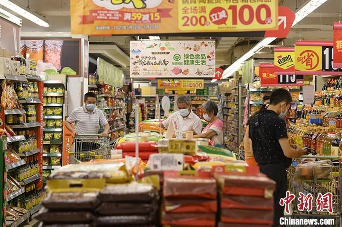 資料圖：消費者在超市選購商品。 <a target='_blank' href='http://www.chinanews.com/'>中新社</a>記者 陳楚紅 攝 