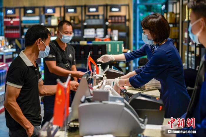資料圖：工作人員給顧客結(jié)賬。 <a target='_blank' href='http://www.chinanews.com/'>中新社</a>記者 駱云飛 攝