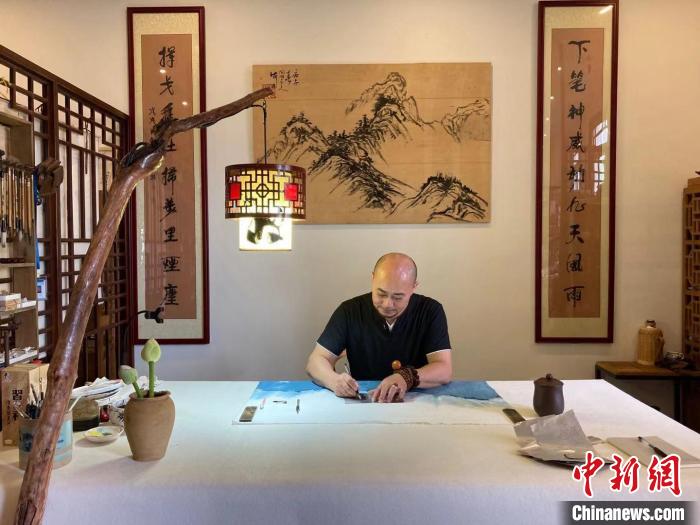 陶思俊正創(chuàng)作易拉罐蓉寶?！￡愳o 攝