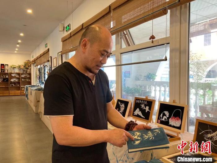 陶思俊展示扎染蓉寶作品?！￡愳o 攝