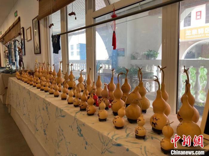 陶思俊在葫蘆上創(chuàng)作了108個(gè)蓉寶相關(guān)作品?！￡愳o 攝