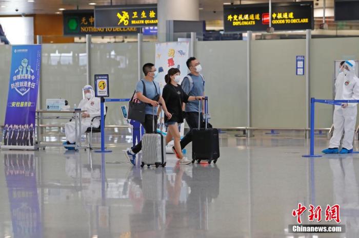 資料圖：旅客從浦東國(guó)際機(jī)場(chǎng)前往自己的目的地。 湯彥俊 攝