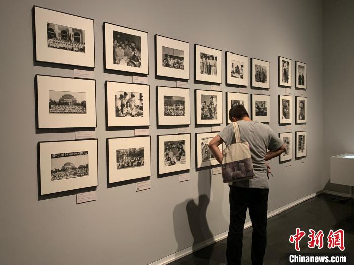 民眾周末參觀清華大學(xué)藝術(shù)博物館“棟梁——梁思成誕辰一百二十周年文獻(xiàn)展”。　馬帥莎 攝