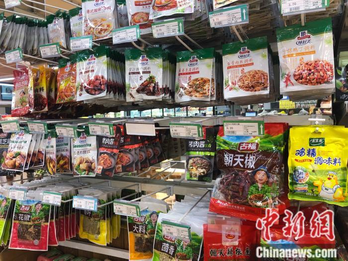 超市里售賣的復(fù)合調(diào)味品。 <a target='_blank' href='http://www.chinanews.com/' >中新網(wǎng)</a> 左宇坤 攝