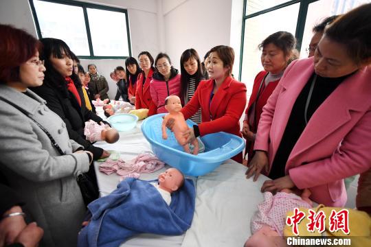 資料圖：培訓(xùn)學(xué)校老師在為學(xué)員培訓(xùn)育嬰技能。周亮 攝