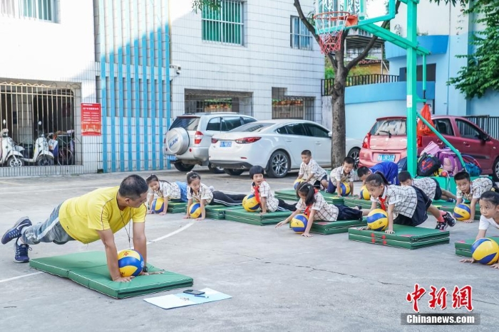 開學(xué)第一天 廣西南寧小學(xué)生參加課后興趣班