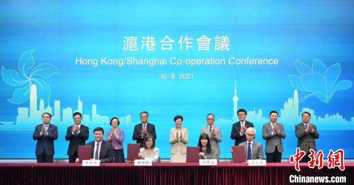 兩地政府部門、機構(gòu)負(fù)責(zé)人現(xiàn)場簽署了商貿(mào)、科技、衛(wèi)生、文化等領(lǐng)域的合作協(xié)議?！∩虾０l(fā)布 攝