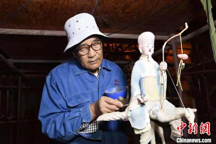 爺爺李云鶴正在修復(fù)敦煌彩塑?！±顣匝蠊﹫D