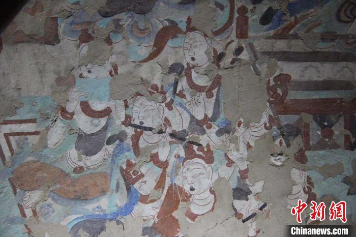 李曉洋與爺爺李云鶴對386窟壁畫進(jìn)行修復(fù)后?！±顣匝蠊﹫D