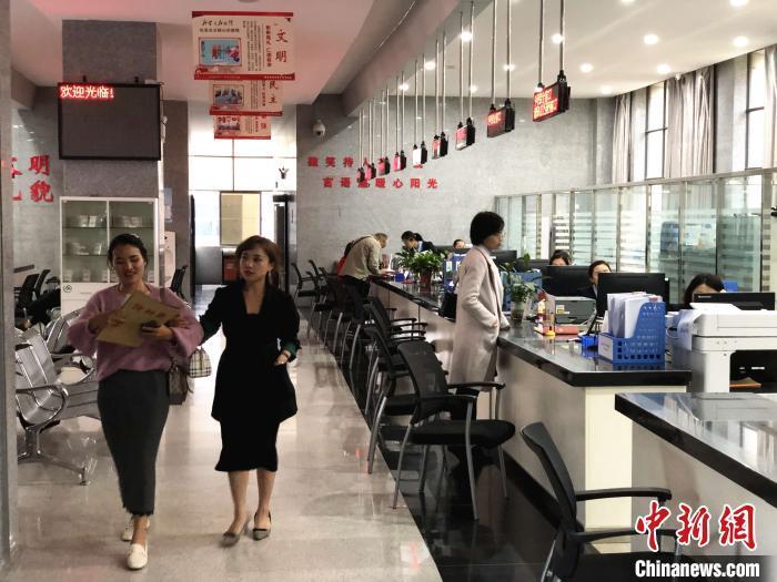 民眾在政務(wù)服務(wù)中心辦理不動(dòng)產(chǎn)權(quán)證書?！】姵?攝
