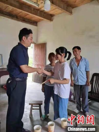 石臺縣委常委、副縣長顧建華為貧困大學(xué)新生發(fā)放助學(xué)金 安徽省委統(tǒng)戰(zhàn)部供圖