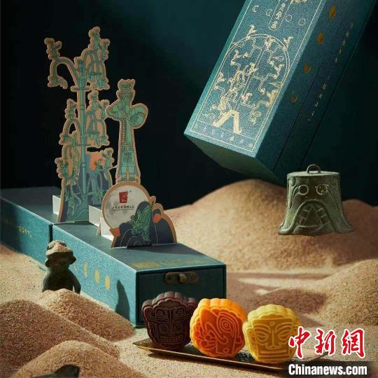 三星堆月餅禮盒?！∪嵌巡┪镳^景區(qū)管委會產(chǎn)業(yè)發(fā)展部供圖