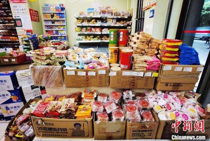 成都一小超市入口處擺滿了各類月餅。　賀劭清 攝