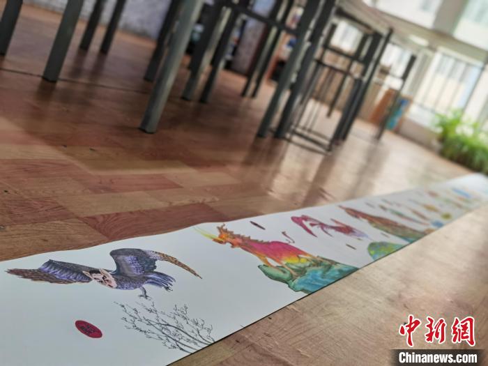 圖為邢天源繪畫的《山海經》十米長卷?！钅?攝