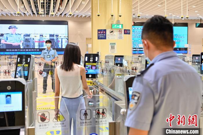珠澳警察在開展全真實環(huán)境勤務組織和模擬通關實戰(zhàn)演練?！￡愺K旻 攝