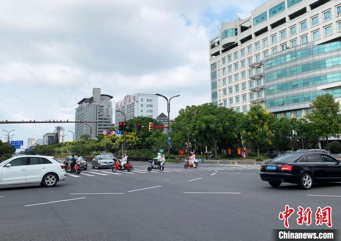 9月3日，揚(yáng)州主城區(qū)封控小區(qū)迎“解封”，路上行人和行駛的社會(huì)車輛明顯增多。　崔佳明 攝