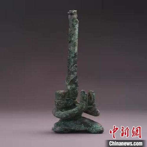 三星堆出土青銅扭頭跪坐人像展現(xiàn)三千多年前古蜀寫實雕塑藝術