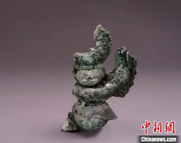 三星堆出土青銅扭頭跪坐人像?！∷拇ㄊ∥奈锟脊叛芯吭汗﹫D