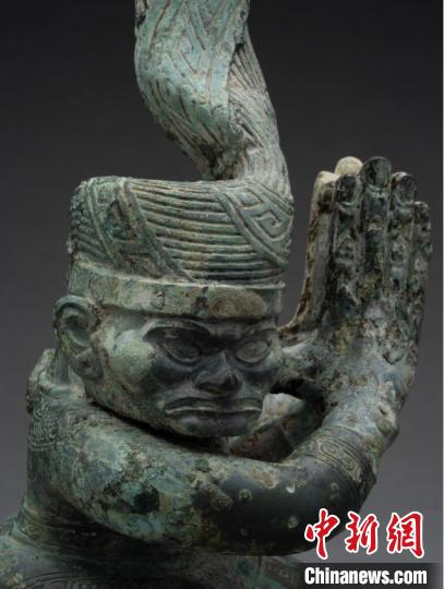 三星堆出土青銅扭頭跪坐人像?！∷拇ㄊ∥奈锟脊叛芯吭汗﹫D