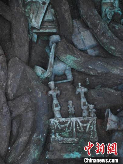 祭祀坑內(nèi)，青銅神壇和其旁邊的青銅神獸清晰可見(jiàn)。　四川省文物考古研究院供圖