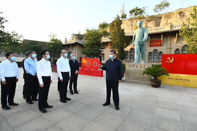 這是13日下午，習(xí)近平在米脂縣楊家溝革命舊址考察。新華社記者 謝環(huán)馳 攝.jpg
