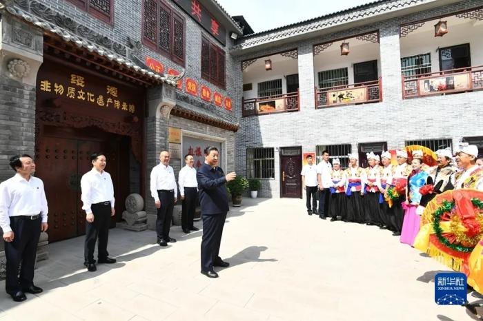 2021年9月13日至14日，中共中央總書記、國家主席、中央軍委主席習(xí)近平在陜西省榆林市考察。這是14日上午，習(xí)近平在綏德縣非物質(zhì)文化遺產(chǎn)陳列館，同群眾親切交流。.jpg