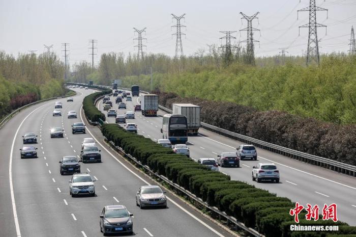 4月5日，江蘇淮安，位于該市境內的長深高速路段上，迎來清明小長假返程車流高峰，過往車輛川流不息。 圖片來源：視覺中國