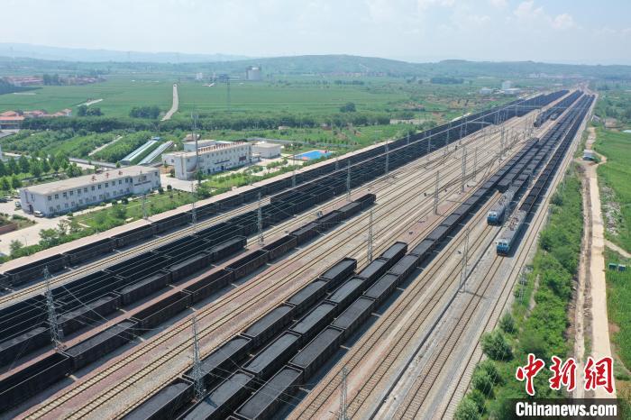 資料圖：一列列裝滿煤炭的貨物列車在等待發(fā)車?！⊥鯕J弘 攝