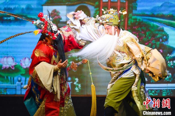 新絳縣蒲劇團(tuán)下鄉(xiāng)演出?！∥淇〗?攝