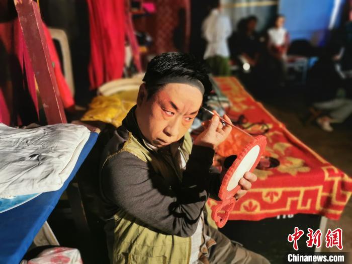 登臺(tái)前正在化妝的蒲劇演員?！「呷鸱?攝