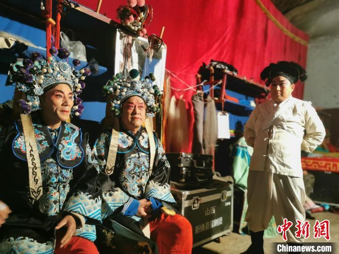 新絳縣蒲劇團(tuán)下鄉(xiāng)演出后臺(tái)?！「呷鸱?攝