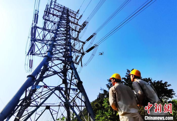資料圖：對(duì)輸電線路開(kāi)展特巡。　韓薇 攝