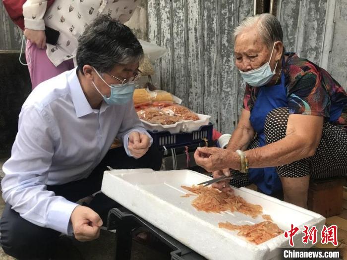 香港中聯(lián)辦副主任羅永綱詢問海味銷售情況?！∠愀壑新?lián)辦供圖